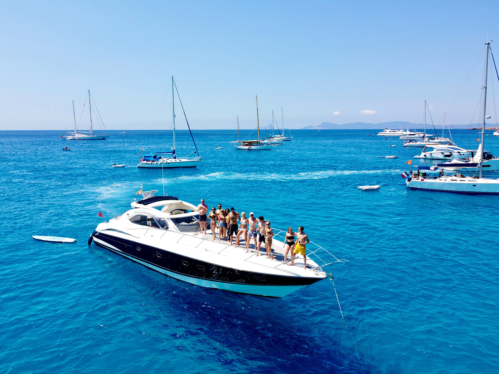 Representation of a boat charter with travelers on board a yacht as one of the results of learning how to start a boat charter business.