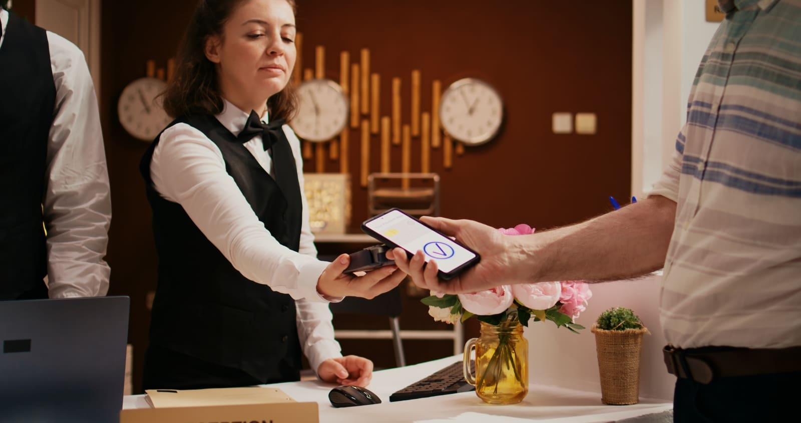 Image of a person paying for a hotel reservation with a later possibility of canceling the reservation and getting a refund.
