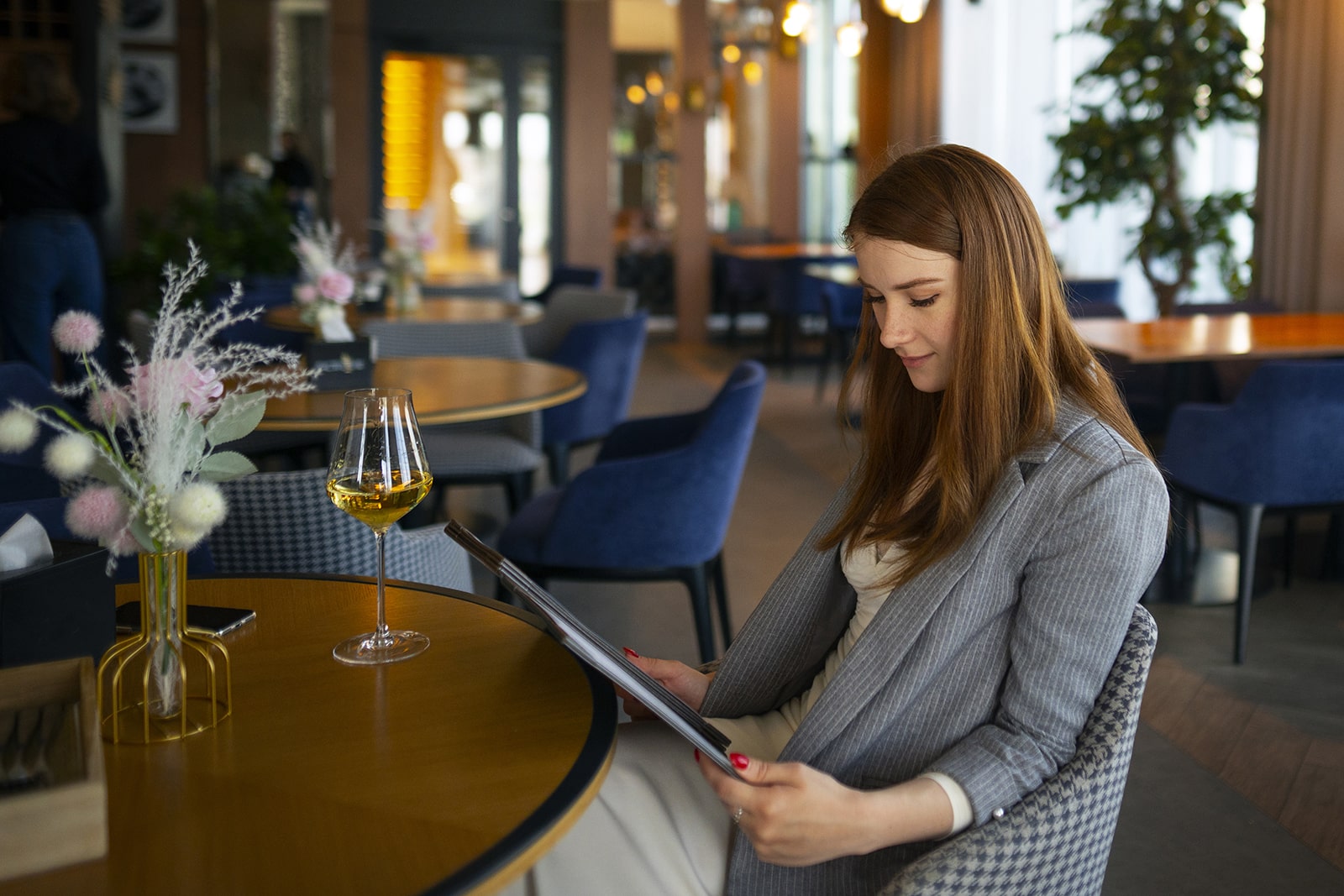 Graphic of a woman browsing a restaurant menu.